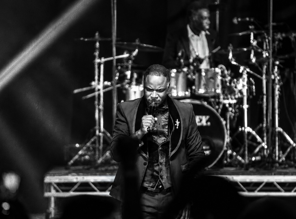 Artiste gospel en adoration sur scène